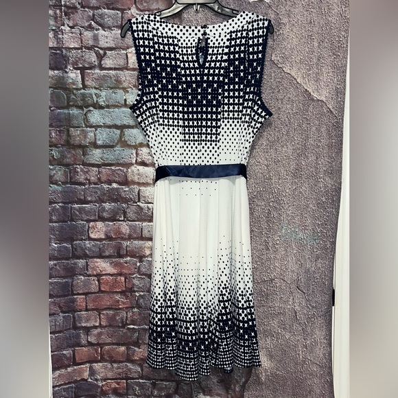 HAANI Petites Sleeveless White Navy Blue Geometric Fit N Flare Dress Size PXL - Picture 5 of 8